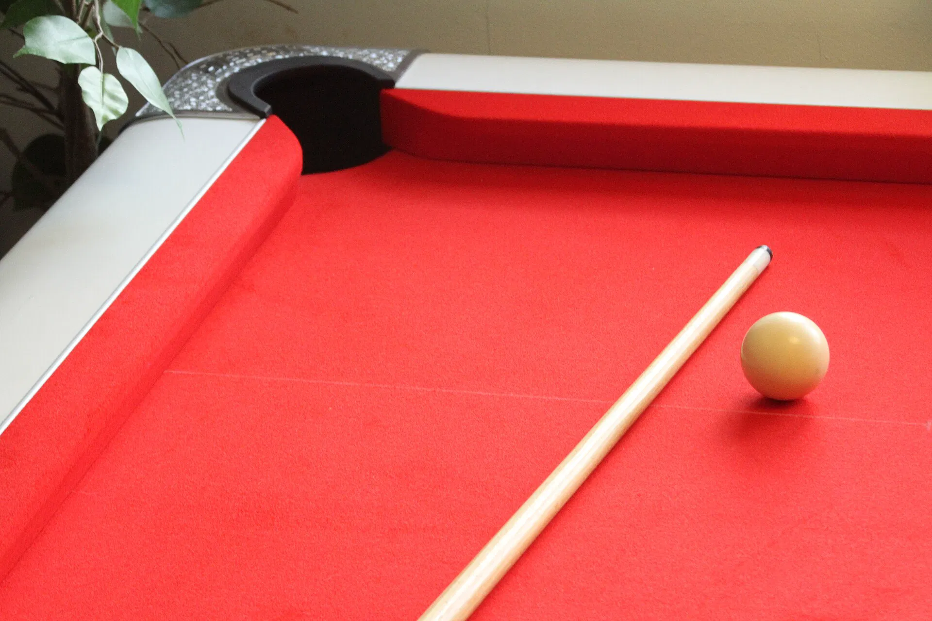 Cue and cue ball on a pool table (Wikimedia Commons)